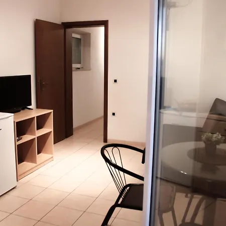 Larus Apartment *