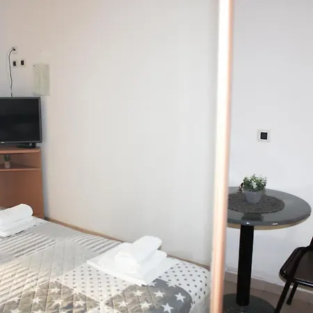 Larus Apartment *