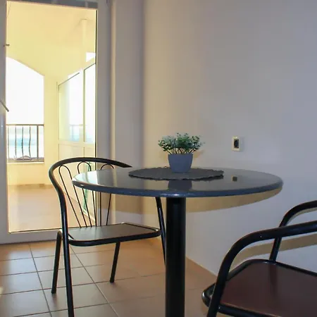 Larus Apartment *