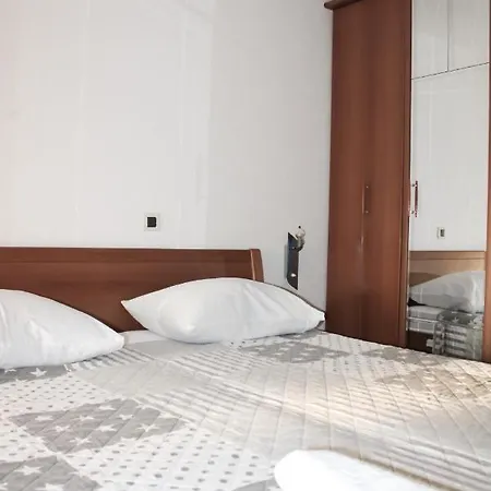 Larus Apartment *