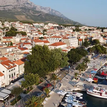 Larus * Baška Voda
