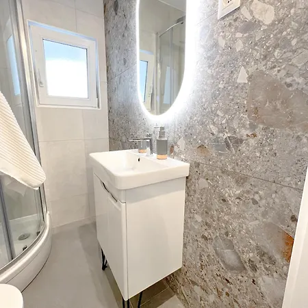 Larus Apartment *