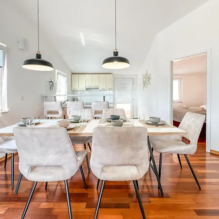 Larus Apartment
